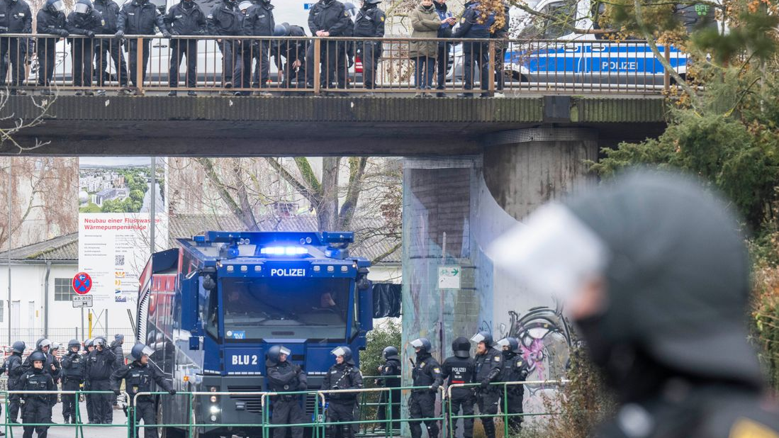 Hessen İçişleri Bakanı Poseck’ten tartışmalı polis müdahalesine savunma!, © © Boris Roessler/dpa