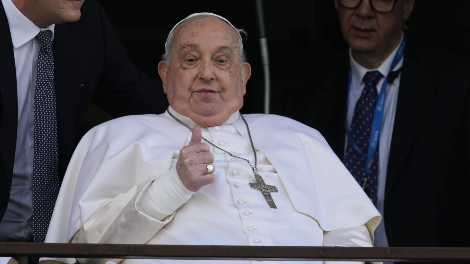 Papst erstmals wieder an der Öffentlichkeit, © Keystone / AP / Domenico Stinellis Papst erstmals wieder an der Öffentlichkeit, © Keystone / AP / Domenico Stinellis