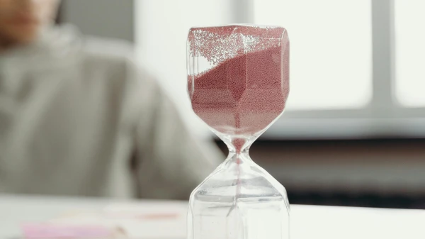 Manche Tage vergehen wie im Flug – andere ziehen sich wie Kaugummi. Warum ist das so?, © cottonbro studio Manche Tage vergehen wie im Flug – andere ziehen sich wie Kaugummi. Warum ist das so?, © cottonbro studio