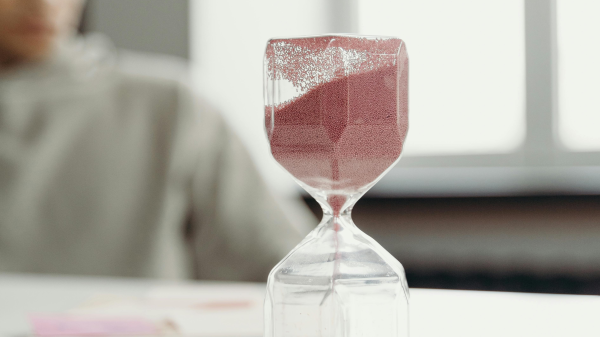 Manche Tage vergehen wie im Flug – andere ziehen sich wie Kaugummi. Warum ist das so?, © cottonbro studio