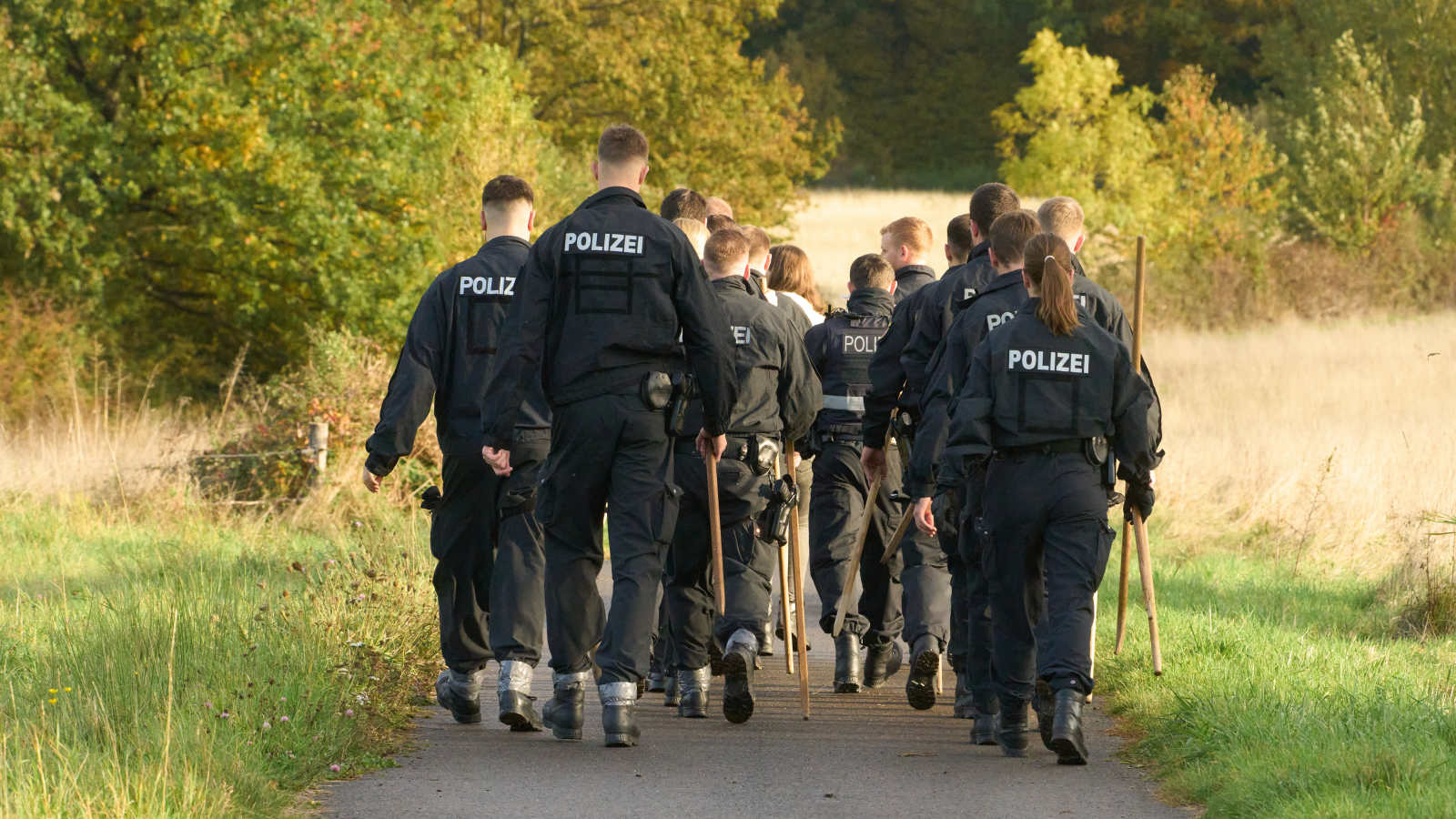 Rheinland-Pfalz'ın Niederdürenbach bölgesinde, Roddar Maar yakınlarında iki ceset bulundu. , © Thomas Frey/dpa 