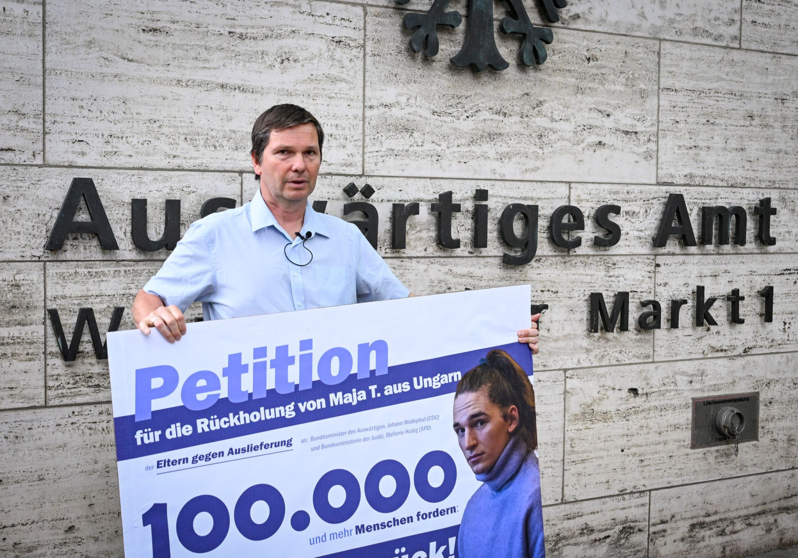 Wolfram Jarosch fordert vor dem Auswärtigen Amt auf einer Demonstration «Free Maja» die Rückholung seines Kindes Maja T. aus Ungarn. , © Jens Kalaene/dpa