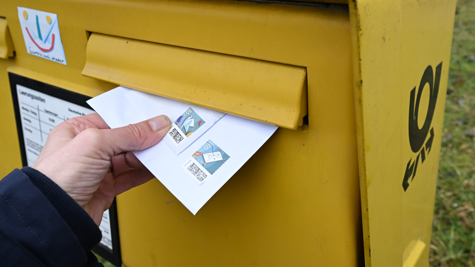 Deutsche Post'tan Yeni Dönem: Kırmızı Nokta Kalktı, Yerine QR Kod Geldi!, © dpa