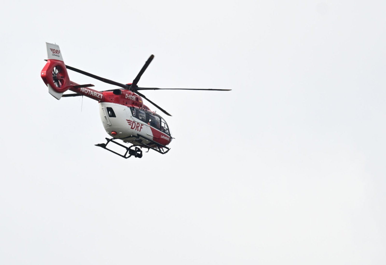 Ein Rettungshubschrauber brachte den 19-Jährigen in ein Krankenhaus (Symbolbild)., © Bernd Weißbrod/dpa