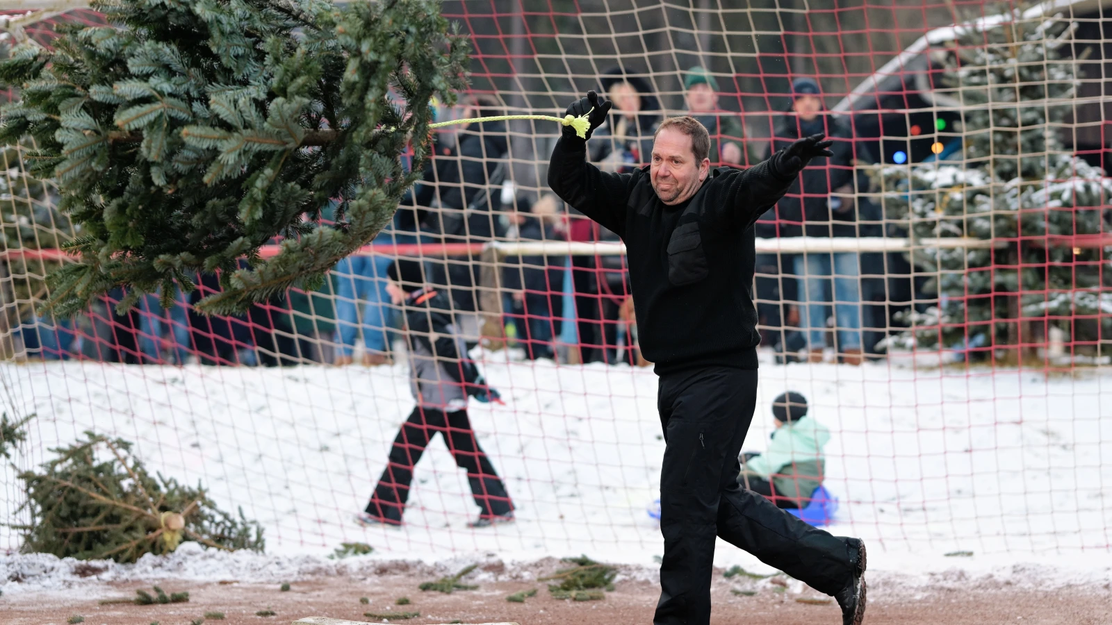 Noel Ağacı Fırlatma Dünya Şampiyonası’nda Rekor Kırıldı!, © Uwe Anspach/dpa Noel Ağacı Fırlatma Dünya Şampiyonası’nda Rekor Kırıldı!, © Uwe Anspach/dpa