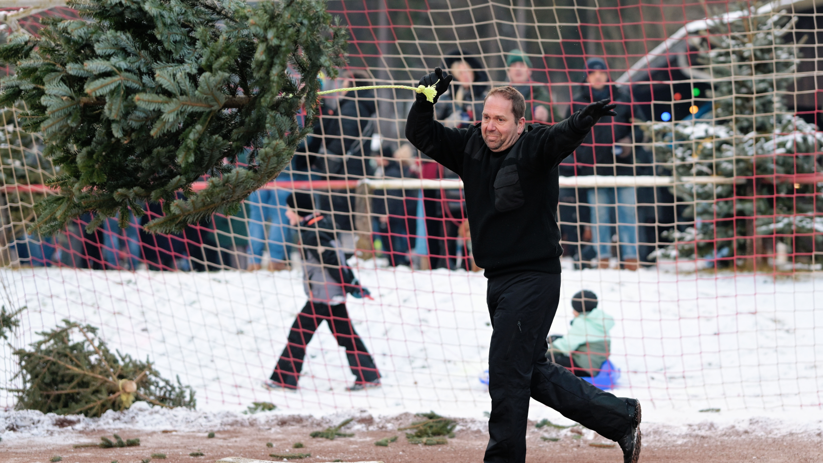 Noel Ağacı Fırlatma Dünya Şampiyonası’nda Rekor Kırıldı!, © Uwe Anspach/dpa
