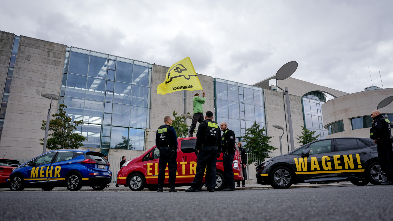 Protesto, “Autogipfel / Otomobil Zirvesi” toplantısıyla aynı anda gerçekleşti, © Kay Nietfeld/dpa