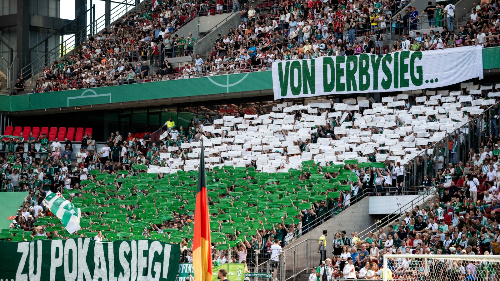 Werder Bremen Kadın Futbol Takımı Kupayı Kaybetti, Gönülleri Kazandı!, © Fabian Strauch/dpa Werder Bremen Kadın Futbol Takımı Kupayı Kaybetti, Gönülleri Kazandı!, © Fabian Strauch/dpa