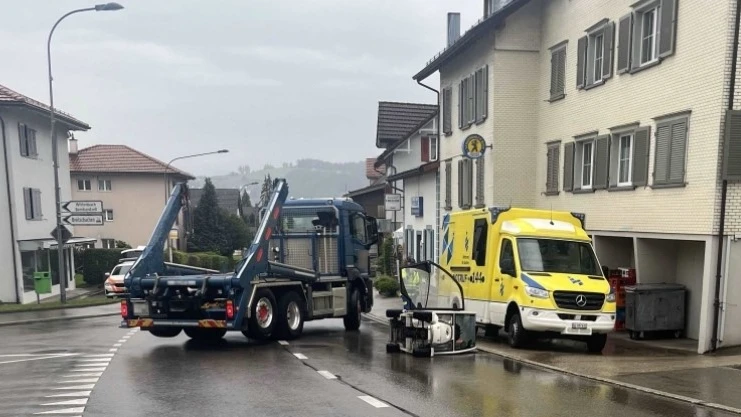 Rollstuhlfahrer von Lastwagen angefahren, © Kantonspolizei St. Gallen Rollstuhlfahrer von Lastwagen angefahren, © Kantonspolizei St. Gallen