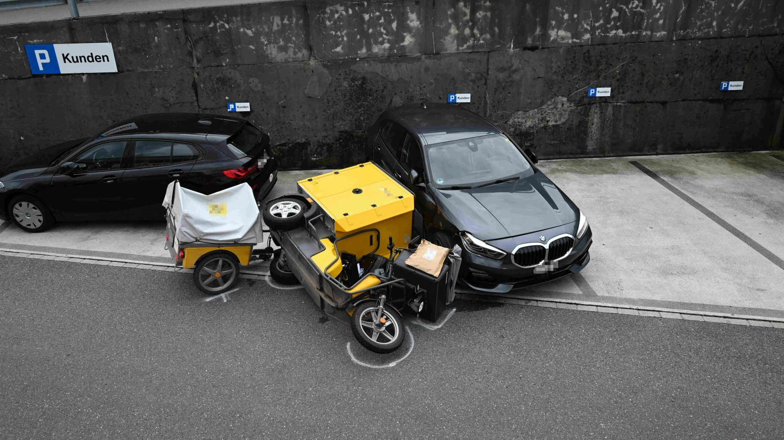 Feuerwehr muss verletzten Pöstler unter Dreiradmofa hervorholen, © Kantonspolizei St. Gallen Feuerwehr muss verletzten Pöstler unter Dreiradmofa hervorholen, © Kantonspolizei St. Gallen