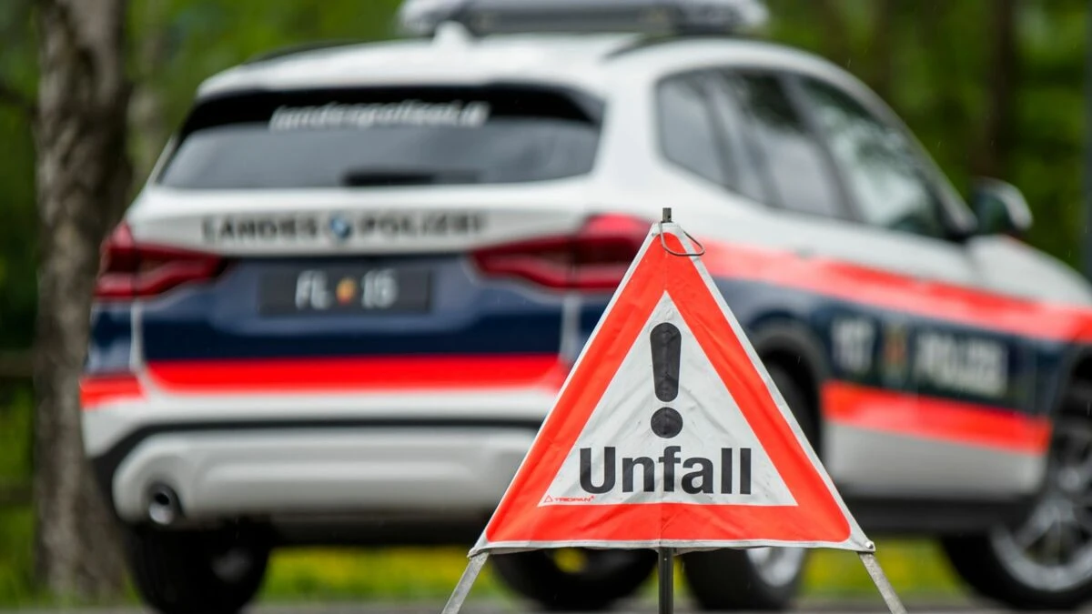 Autofahrer durchbricht in Vaduz Brückengeländer, © Landespolizei Liechtenstein Autofahrer durchbricht in Vaduz Brückengeländer, © Landespolizei Liechtenstein