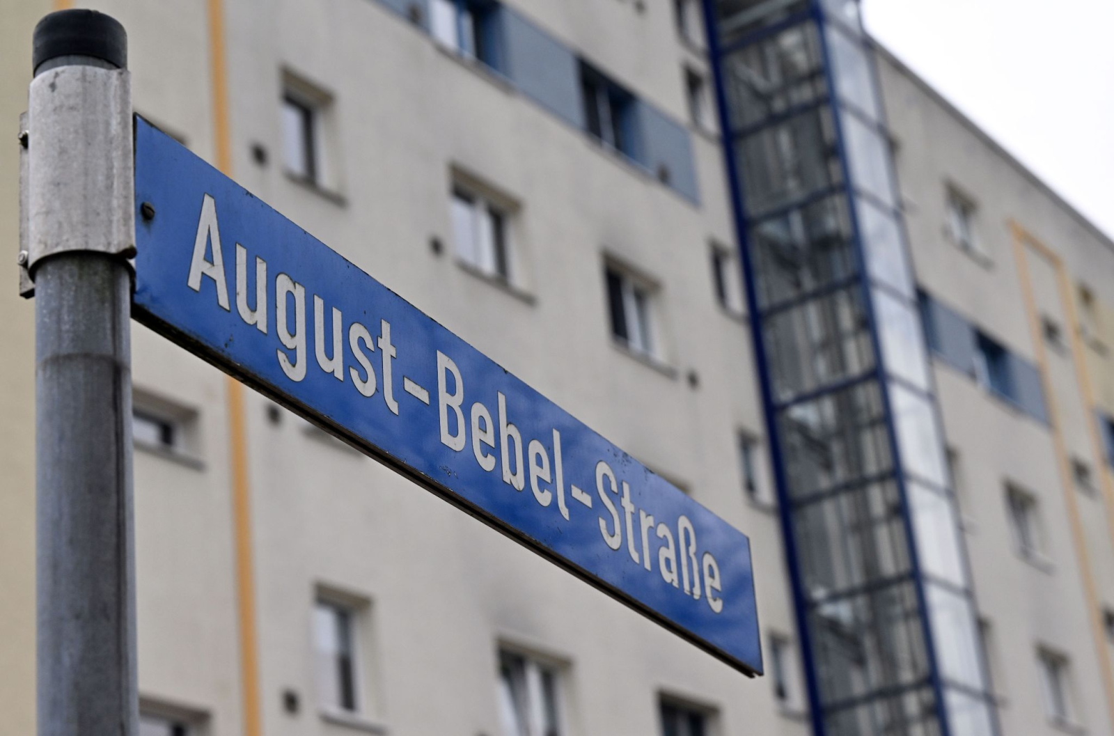 Ein DDR-Plattenbau in der August-Bebel-Straße.