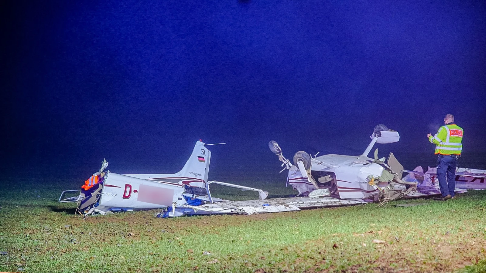 Stuttgart`ta Uçak Düştü Biri Ağır İki Yaralı!, © dpa Stuttgart`ta Uçak Düştü Biri Ağır İki Yaralı!, © dpa