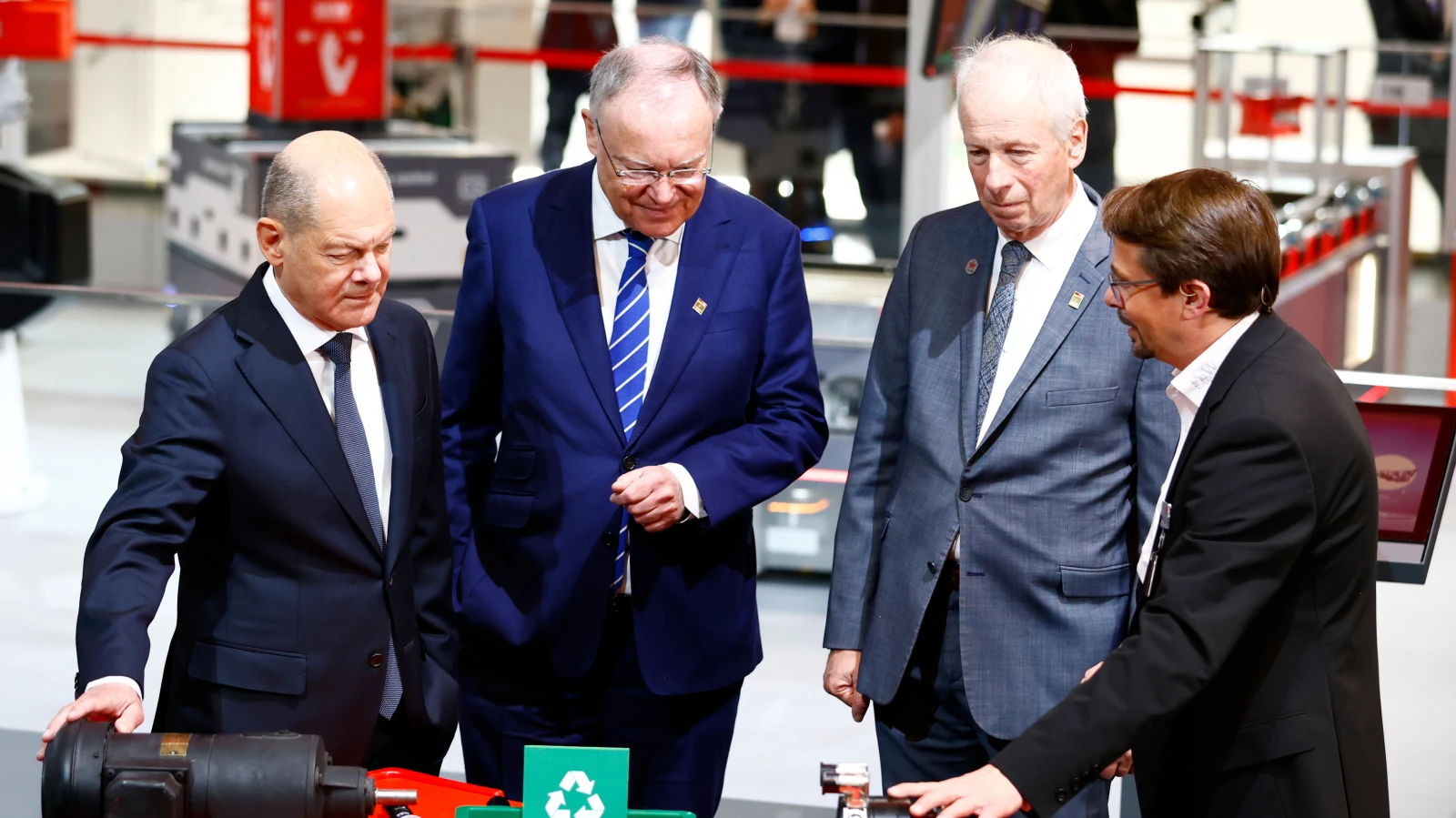 Hannover’de Endüstrinin Kalbi Atıyor: Dünyanın En Büyük Sanayi Fuarı Açıldı!, © dpa Hannover’de Endüstrinin Kalbi Atıyor: Dünyanın En Büyük Sanayi Fuarı Açıldı!, © dpa