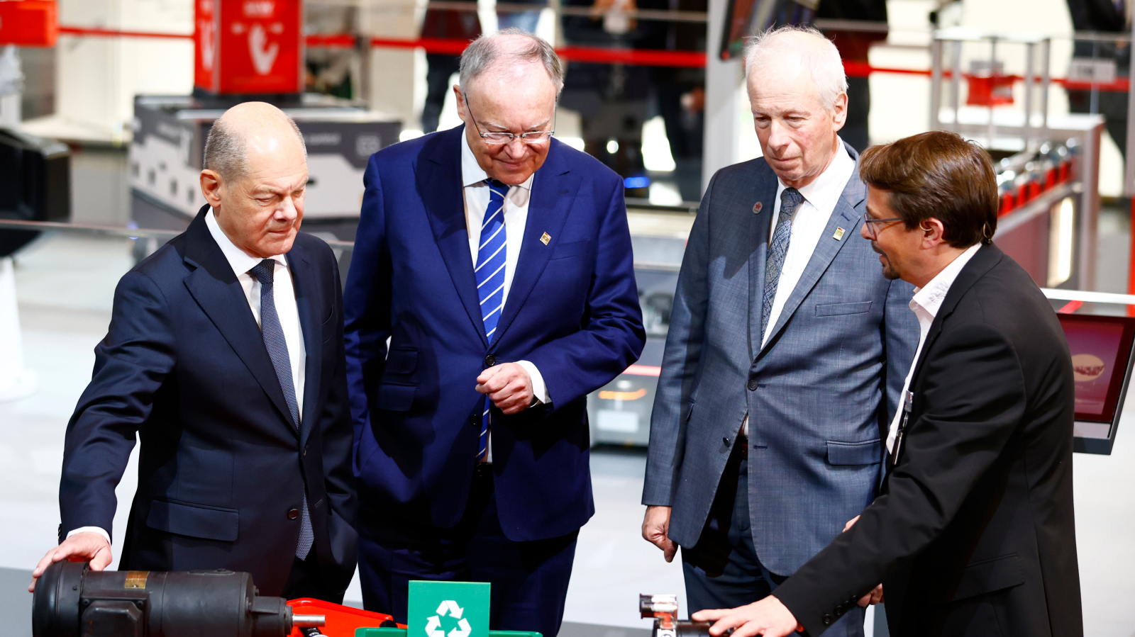 Hannover’de Endüstrinin Kalbi Atıyor: Dünyanın En Büyük Sanayi Fuarı Açıldı!, © dpa