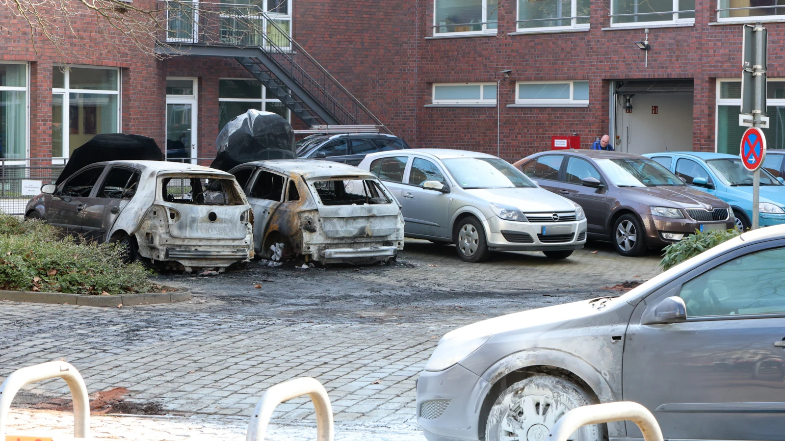 Polise Ait Sivil Araçları Kimler Kundakladı!, © dpa Polise Ait Sivil Araçları Kimler Kundakladı!, © dpa