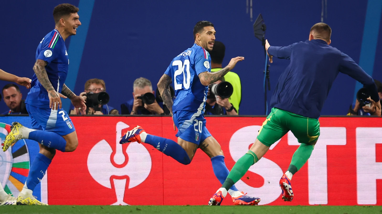 Italien sichert sich das Duell mit der Schweiz in der 98. Minute, © Keystone/SDA Italien sichert sich das Duell mit der Schweiz in der 98. Minute, © Keystone/SDA