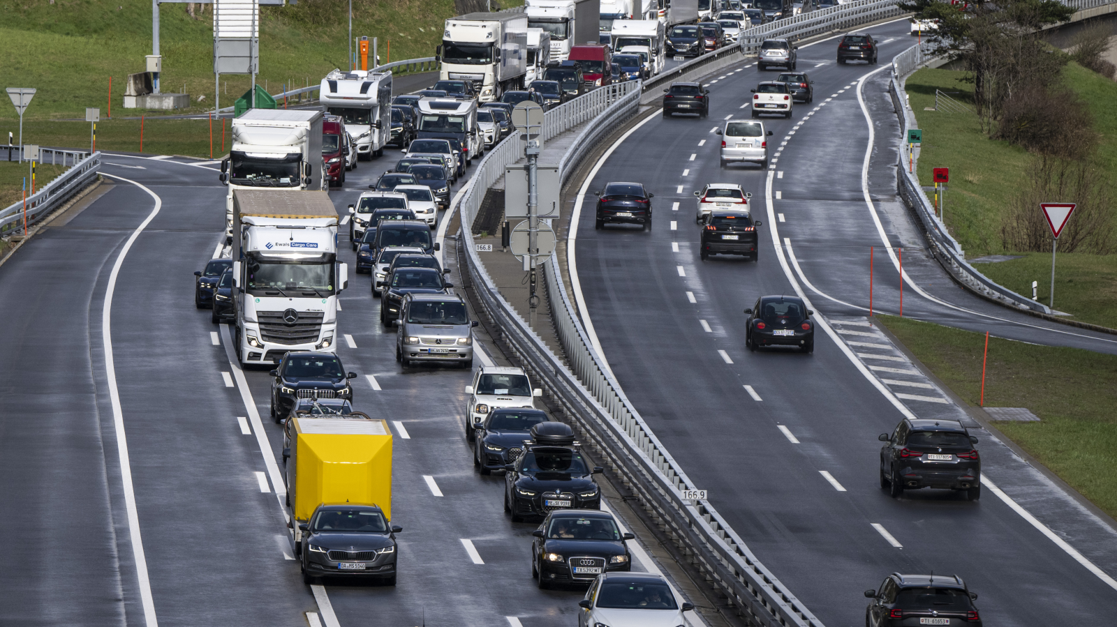An Ostern droht wieder Stau, © Keystone / Urs Flüeler