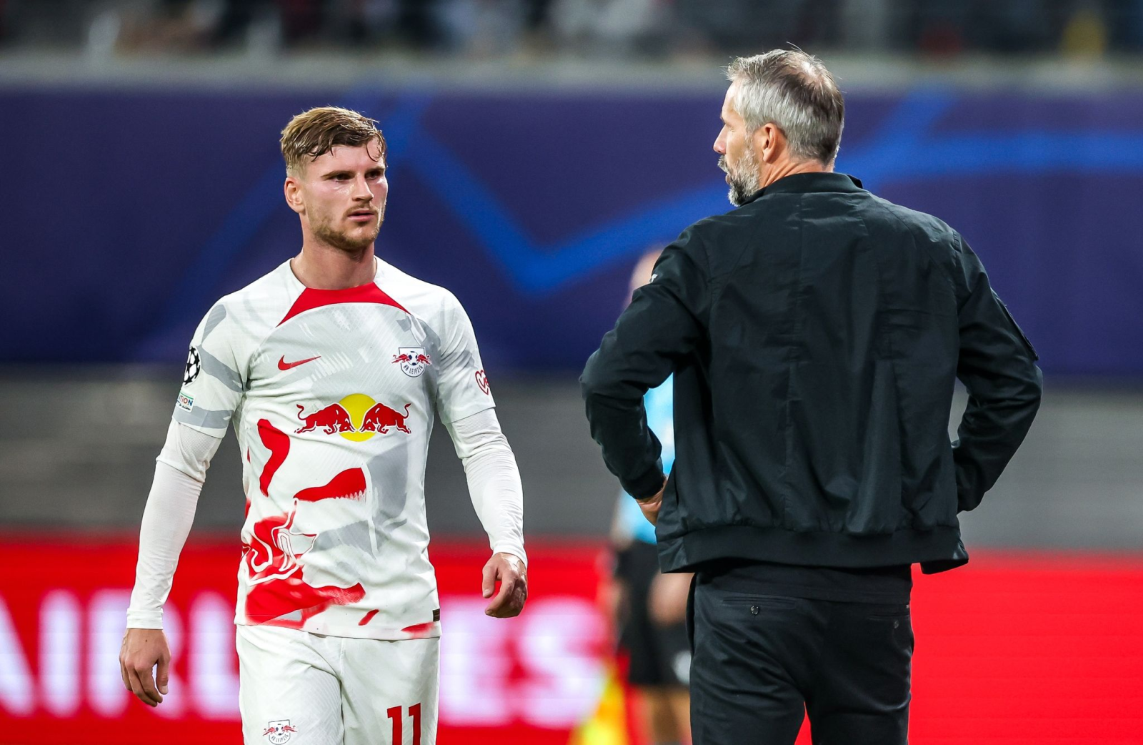 Leipzigs Spieler Timo Werner und Leipzigs Trainer Marco Rose unterhalten sich.