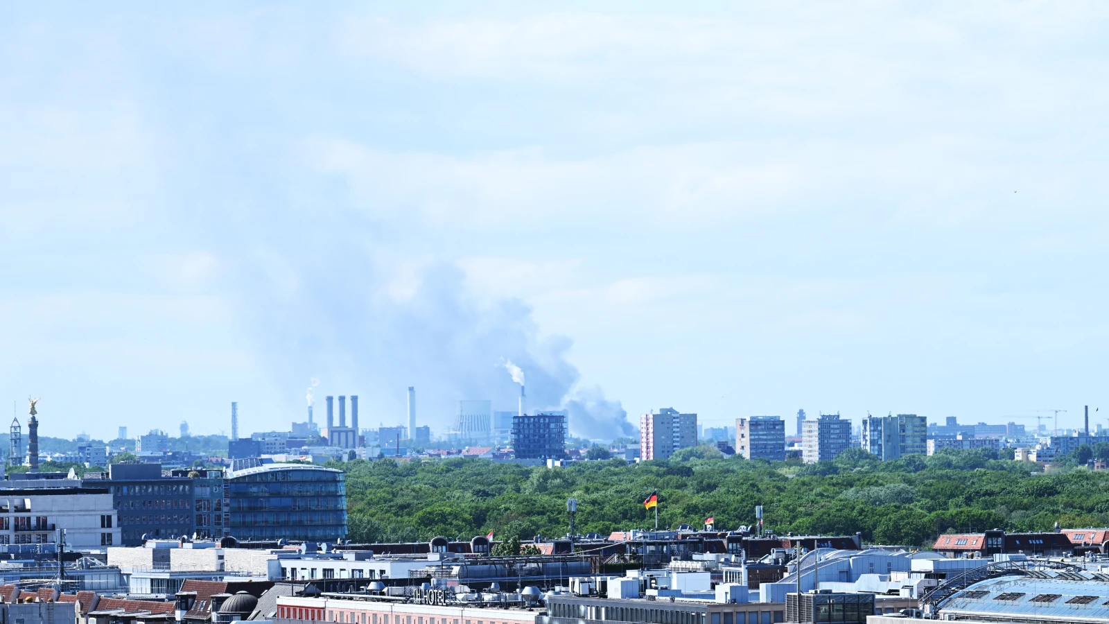 Berlin'in Spandau ilçesinde bulunan Haselhorst semtinde yangın!, © Annette Riedl/dpa Berlin'in Spandau ilçesinde bulunan Haselhorst semtinde yangın!, © Annette Riedl/dpa