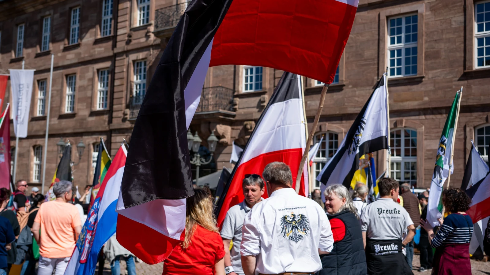 "Reichsbürger" Tartışması Büyüyor: Demokrasi İçin Sessiz Protesto, © dpa "Reichsbürger" Tartışması Büyüyor: Demokrasi İçin Sessiz Protesto, © dpa