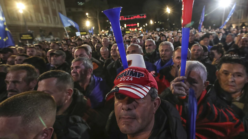 Tausende demonstrieren in Tirana gegen Albaniens Regierungschef, © Keystone / SDA / Symbolbild Tausende demonstrieren in Tirana gegen Albaniens Regierungschef, © Keystone / SDA / Symbolbild