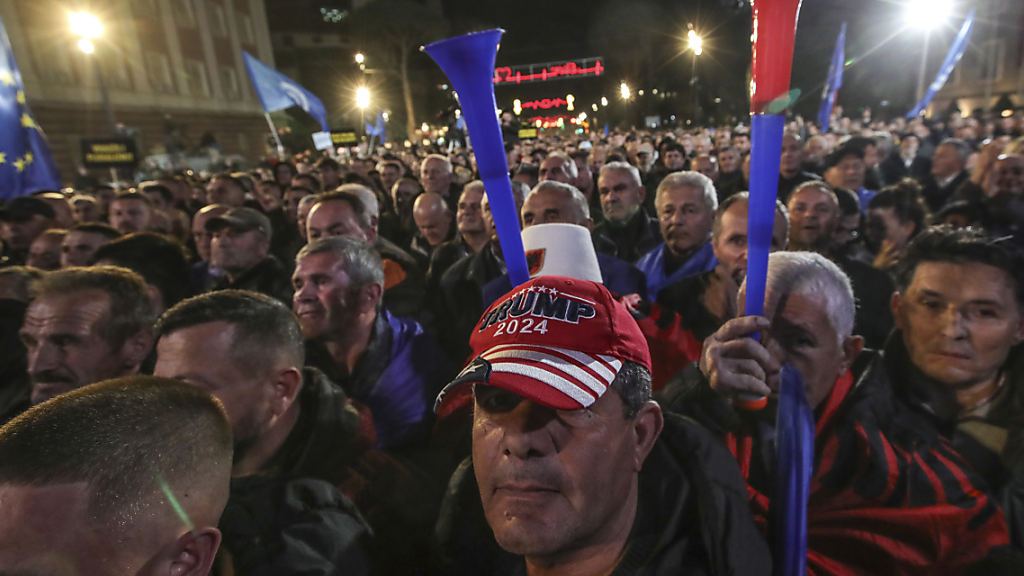 Tausende demonstrieren in Tirana gegen Albaniens Regierungschef, © Keystone / SDA / Symbolbild