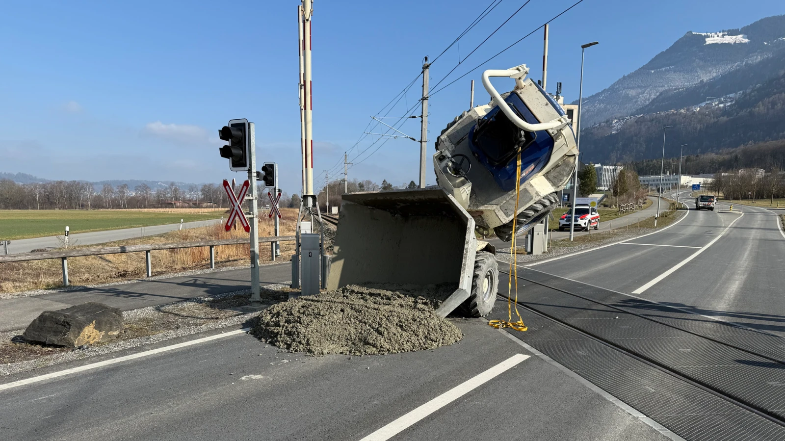 Selbstunfall mit Dumper auf Schaaner Bahnübergang, © lpfl Selbstunfall mit Dumper auf Schaaner Bahnübergang, © lpfl