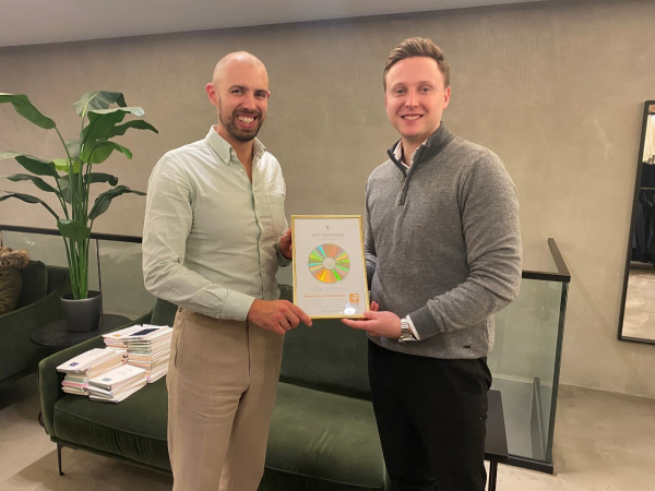 Spot des Monats Urkundenübergabe, © more marketing