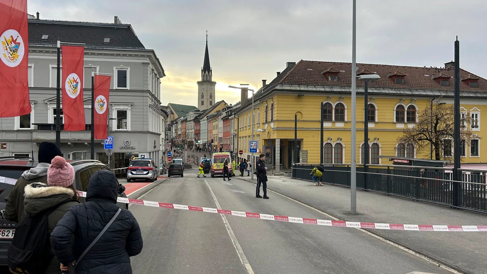 Mann attackiert Passanten in Österreich - 14-Jähriger stirbt, © Wiesflecker/Kleine Zeitung via AP Mann attackiert Passanten in Österreich - 14-Jähriger stirbt, © Wiesflecker/Kleine Zeitung via AP
