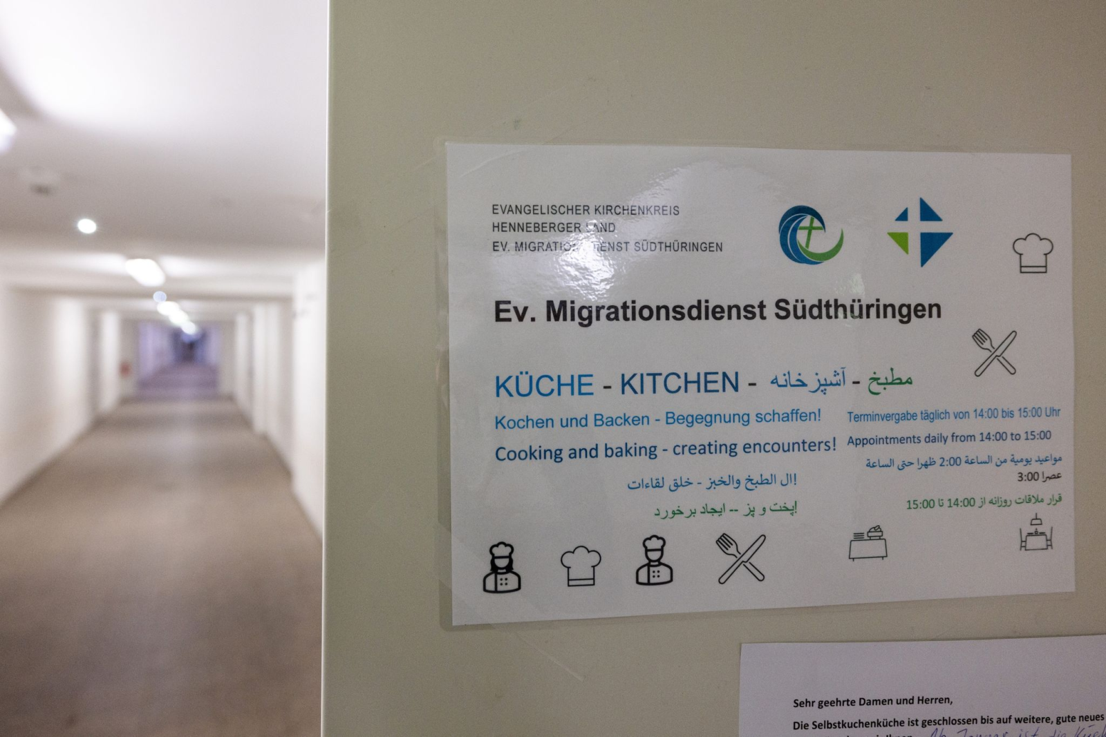 Ein Schild hängt an der Selbstkochküche der Erstaufnahmeeinrichtung für Geflüchtete in Suhl., © Michael Reichel/dpa