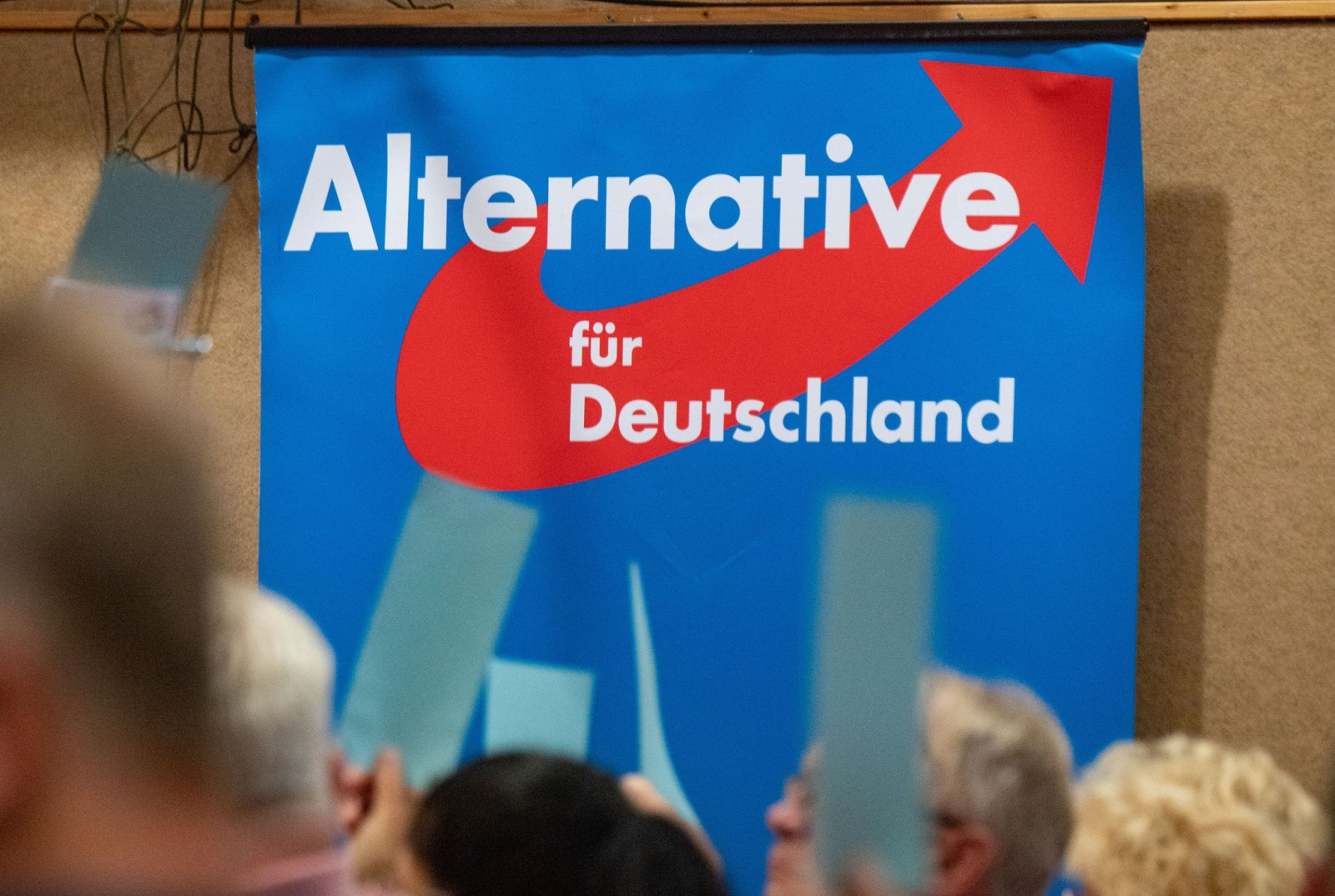 Auf einem AfD-Parteitag hängt ein Plakat mit dem Schriftzug «Alternative für Deutschland».