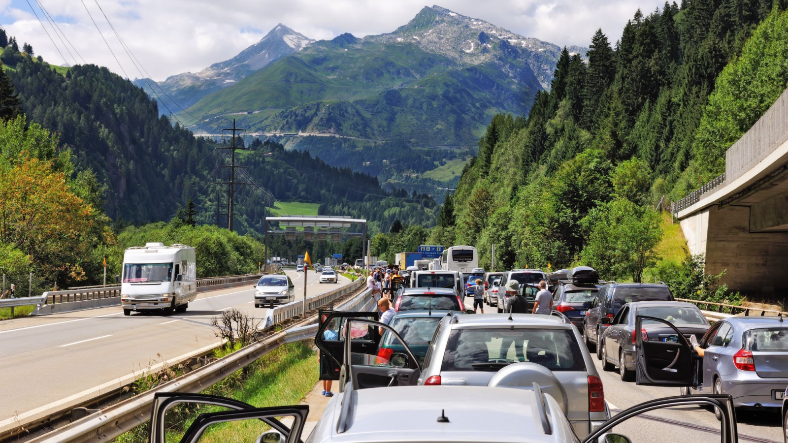 Stillstand auf den Straßen: Was ist im Stau verboten und erlaubt?, © Ppictures, Shutterstock