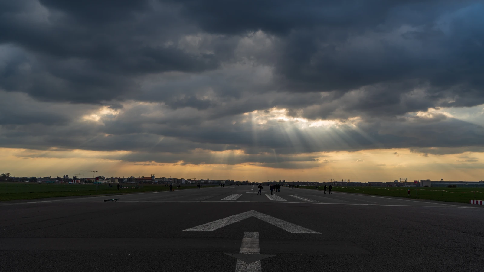 Fırtına sebebiyle Berlin’de Fanmeile’ler bugün kapatıldı!, © shutterstock Fırtına sebebiyle Berlin’de Fanmeile’ler bugün kapatıldı!, © shutterstock