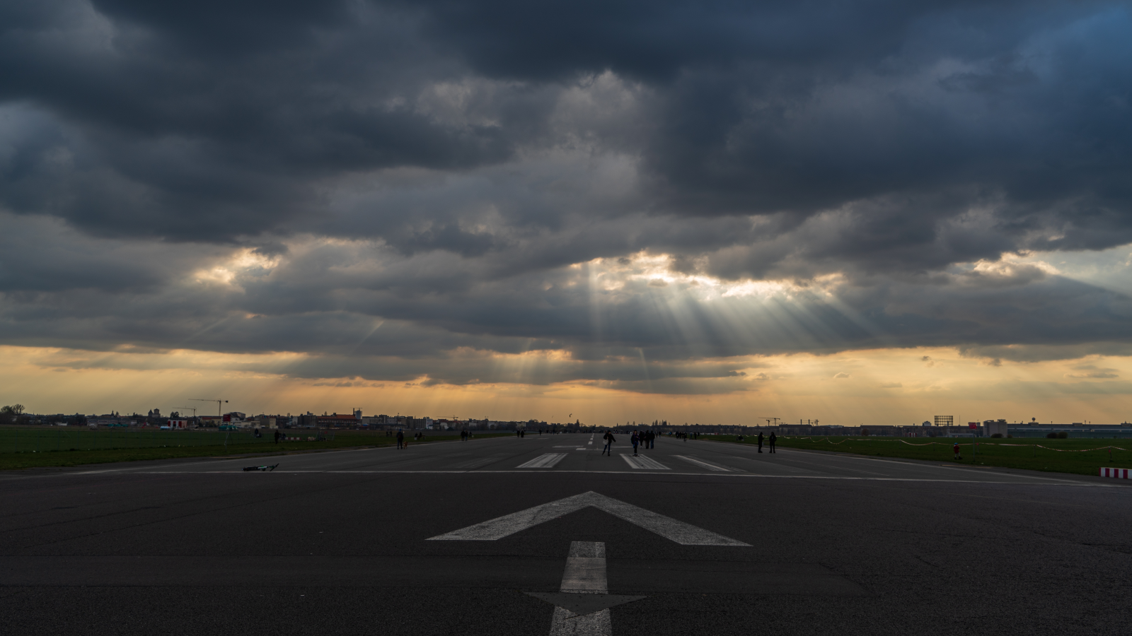 Fırtına sebebiyle Berlin’de Fanmeile’ler bugün kapatıldı!, © shutterstock