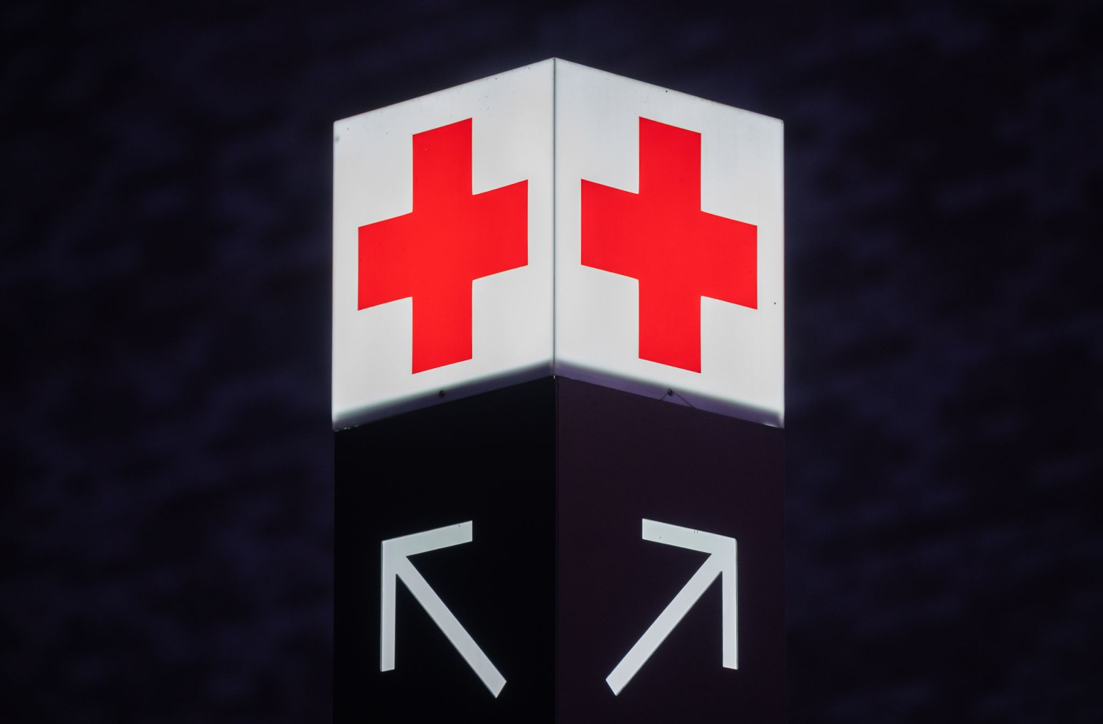 Ein Pfeil weist den Weg zur Notaufnahme eines Krankenhauses., © Julian Stratenschulte/dpa/Symbolbild